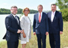 Landesrat Dipl.-Ing. Ludwig Schleritzko, Landeshauptfrau Mag.a Johanna Mikl-Leitner, Landeshauptmann Mag. Thomas Stelzer und Landesrat Mag. Günther Steinkellner (v.l.) vor der alten Donaubrücke in Mauthausen