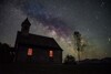 Sternenhimmel mit der Gahberg Kapelle, die innen beleuchtet ist