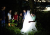 ein Mann erklärt einigen Besucherinnen und Besuchern einen Lichtstrahl im Zuge der Naturvermittlung „Vom Armleuchter zum Nachtschwärmer“ 