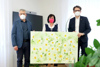 Werner Gahleitner und Georg Schürz mit Landesrätin Birgit Gerstorfer, alle mit FFP2-Maske, halten ein Bild mit gemalten Blumen