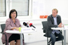 Landesrätin Birgit Gerstorfer mit Gernot Koren, Geschäftsführer von pro mente OÖ sitzend bei der Pressekonferenz