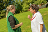 Barbara Laher und Landesrätin Birgit Gerstorfer im Gespräch einander gegenüber stehend auf einer Wiese