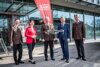 Landes-Feuerwehrinspektor Karl Kraml, Feuerwehr-Landesrätin Michaela Langer-Weninger, Landes-Feuerwehrkommandant Stv. Michael Hutterer, Landeshauptmann Thomas Stelzer und TU-Graz-Rektor Harald Kainz stehen vor dem Eingang der Feuerwehrschule , davor fliegt eine Drohne.