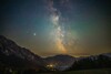 Eine Aufnahme des Nachthimmels im Dark Sky Park Attersee-Traunsee mit Nachthimmel, Gebirge, See, Wald und Wiesen.