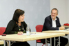 Landesrätin Birgit Gerstorfer mit Hubert Mittermayr, Geschäftsführer Verein Wohnplattform sitzend bei der Pressekonferenz