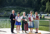 Landeshauptmann Mag. Thomas Stelzer mit Claudia Schuster mit Keramikschüssel, Waltraud Sternberger mit Keramikkrug sowie Gabriela Fröhlich und Cristina Biasetto mit Urkunde in Händen auf einem Steg am See, im Hintergrund Wasser, Seeufer