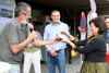 Hubert Mittermayr übergibt Landesrätin Birgit Gerstorfer ein Geschenk-Glas, im Hintergrund Bürgermeister Manfred Baumberger