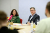 Dr.in Cornelia Rouha-Mülleder und Landesrat Mag. Michael Lindner sitzen nebeneinander an einem Konferenztisch mit Mikrofonen