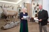 LH-Stellvertreterin Christine Haberlander und Herbert Sieghartsleitner in einem Ausstellungsraum mit präparierten Wildtieren halten den Wildtier-Kalender in Händen