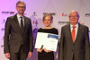 Wirtschafts- und Sport-Landesrat Dr. Michael Strugl (l.) und ASVÖ-Präsident Kons. Herbert Offenberger (r.) (derzeit Vorsitzender der Landessportorganisation) ehrten Anna Przybilla vom Tri Team Wels– Triathlon-Landesmeisterin (Olympische Distanz)