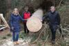 Landeshauptmann-Stellvertreterin Mag.a Christine Haberlander mit DI Mag. Johannes Wohlmacher und Franz Wagner berühren den Stamm des gefällten Baumes