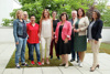 Gruppenfoto, Petra Müllner, Isabella Teihs, Birgit Edeneicher , Mag.a Michaela Eppacher, Mag.a Lisa Brunner , Landesrätin Birgit Gerstorfer, Bernhard Ille, Petra Wimmer und Mag.a Daniela Schindler stehen auf einer Terrasse, im Hintergrund Bäume, Pflanzen