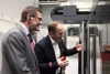 v.l. Wirtschafts-Landesrat Markus Achleitner mit GF Andreas Fill im Rahmen eines Betriebsbesuchs bei der Fa. Fill