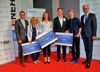 v.l.: VKB-Generaldir. Mag. Wurm, Mutter von Spitzensportler Josef Mahringer (Fechten), Spitzensportlerin Lena Kreundl (Schwimmen), Spitzensportler Philipp Kronsteiner (Leichtathletik), Stargast Michael Hayböck (Skispringen) und LR Dr. Michael Strugl