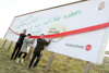 Alois Lanz, Bezirkshauptmann Gmunden, Theresia Schlöglmann, Abteilungsleiterin der Kinder- und Jugendhilfe und Kinderschutz-Landesrat Michael Lindner durchschneiden jeweils mit einer Schere ein rotes Band an der Plakatwand. 