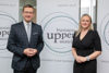 Landesrat Markus Achleitner und Alexandra Puchner stehen nebeneinander vor einem Rollplakat mit Beschriftung Business Upper Austria