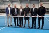 Landespolizeidirektor Andreas Pilsl, Thomas Punkenhofer, Bürgermeister von Mauthausen, SPÖ-Klubobmann Michael Lindner, Andreas Haider-Maurer, Leiter der AHM Tennis Acadamy, Sport-Landesrat Markus Achleitner, und Martin Ohneberg, stehend am Netz in einer Tennishalle.