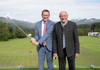 Landesrat Markus Achleitner und Initiator Prof. Franz Eisl stehen nebeneinander am Golfplatz; Landesrat Achleitner hält einen Golfschläger hoch 