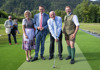 Ines Schiller, Bürgermeisterin Bad Ischl, Landesrat Markus Achleitner, Prof. Franz Laimer und Franz Eisl, Bürgermeister St. Wolfgang stehen nebeneinander am Golfplatz; Franz Laimer hält einen Golfschläger in der Hand und zielt damit auf einen goldenen Golfball, der vor ihm im Gras steckt