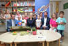 Landesrat Markus Achleitner, Landeshauptmann-Stellvertreterin Mag.a Christine Haberlander, Mag. (FH) Florian Huber und Mag. Julia Koller sitzen umgeben von einer Gruppe Kinder in einem Spielzimmer