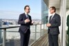 Borealis-CEO Thomas Gangl und Wirtschafts-Landesrat Markus Achleitner stehen sich auf einer großen Terrasse gegenüber und reden miteinander.