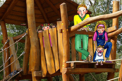 Kletterspielgerät aus Holz, Seile, Illustration mit Kinder verschiedenen Alters