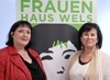 Gabriele Oberlinninger und Landesrätin Birgit Gerstorfer, im Hintergrund Plakat mit Aufschrift Frauenhaus Wels