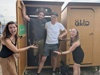 Rahel Frisch, Niko Bogianzidis, Johann Gattermair und Lisa Hubmer stehen bei einer geöffneten Türe eines transportablen WC-Häuschens