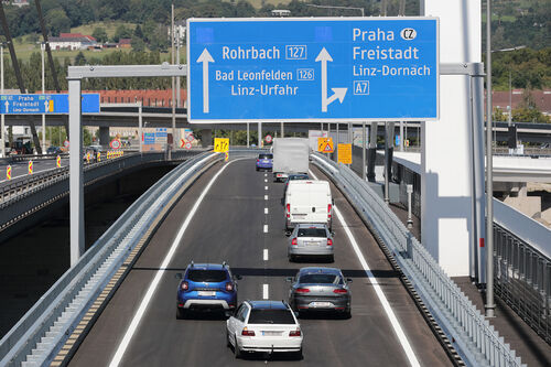 Fahrzeuge auf einer Autobahnbrücke, Überkopfwegweiser