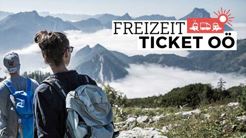 Wanderer in einer Berglandschaft, Aufschrift Freizeit-Ticket OÖ 