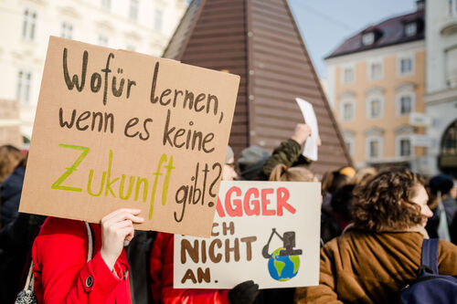 Demonstrierende Menschen mit Plakaten