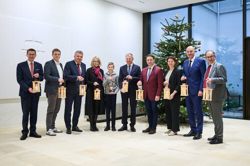 LR Achleitner, LR Kaineder, LR Steinkellner, LH-Stv.in Haberlander, Friedenslichtkind Florian, LH Stelzer, LH-Stv. Haimbuchner, LRin Langer-Weninger, LR Dörfel, LR Winkler vor einem Christbaum im Linzer Landhaus. 