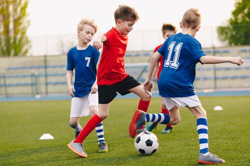 Kinder spielen Fußball