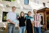 Klima-Landesrat Stefan Kaineder, Birgit und Christian Ahorner und Norbert Rainer stehen lachend nebeneinander vor dem Gasthaus Ahorner