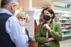 Halbtotale von Agrar-Landesrätin Michaela Langer-Weninger im Gespräch mit zwei anderen Personen, alle drei tragen FFP2-Masken, im Hintergrund Kühlregale.