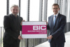 Cluster-Manager Erich Gaffal und Wirtschafts-Landesrat Markus Achleitner stehen nebeneinander und halten gemeinsam eine Tafel mit der Aufschrift „BIC – Building Innovation Cluster“