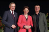 Landeshauptmann Mag. Thomas Stelzer, Landesrätin Michaela Langer-Weninger und DI Dr. Wolfgang Eder stehen nebeneinander auf einer blumengeschmückten Bühne