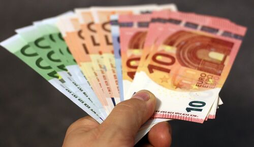 Euro-Geldscheine in der Hand