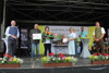 Landesrat Max Hiegelsberger, Fam. Ottensamer, Bundesrätin Johanna Miesenberger, Biogärtner Karl Ploberger und Landesgärtnermeister Johannes Hofmüller bei der Überreichung der Urkunde. 