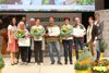 LR Michaela Langer-Weninger und Karl Ploberger stehen mit den Preisträgerinnen und Preisträger nach der Preisübergabe auf der Gartenland-geschmückten Bühne. Ein Teil der Personen hält einen Blumenstrauß bzw. eine A4-Scheckkarte in den Händen.