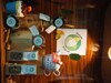 In einer Nische aus Holz sind verschiedenen Produkte ausgestellt: Teekanne, Glasdosen mit Lebensmitteln, Säckchen mit Nüssen