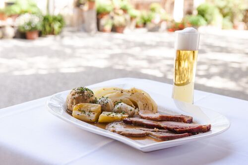 Schweinsbraten und Bier