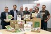 Sie ermöglichen und befüllen die neue Genussland OÖ Weihnachtsbox (von links): Manfred Zaunbauer (Europack) Franz Ratzinger (Destillerie Parzmair), Genussland Handel GF Josef Lehner, Fritz Gandl (Lebzelterei Gandl), Landesrat Max Hiegelsberger, Bschoad-Binkerl Geschäftsführer Thomas Höfer und Martin Bräuer (Kekse mit Sinn)