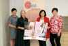 Theresia Schlöglmann, Gabriele Hofer-Stelzhammer, Landesrätin Birgit Gerstorfer und Michaela Kaiser stehen nebeneinander vor einem Rollplakat mit Beschriftung Zoe Beratung rund um Schwangerschaft und Geburt, sie halten kleine Plakate mit Foto einer traurigen Schwangeren und einer Frau mit Baby, Beschriftung: Kostenlose und anonyme Beratung