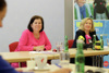 LRin Birgit Gerstorfer und Kinder- und Jugendanwältin Mag.a Christine Winkler-Kirchberger sitzen an einem Tisch bei der gemeinsamen Pressekonferenz. Am Tisch stehen zwei Mikrofone und verschiedene Getränkeflaschen und zwei Gläser.