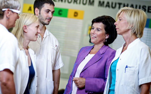 LRin Birgit Gerstorfer bei einem Besuch des Seiorenheims Mauthausen.