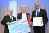 Gewinner Mittlere Unternehmen: v.l. Michael Rockenschaub (Generaldirektor Sparkasse Oberösterreich) mit Preisträger Fritz Pesendorfer (Geschäftsführer INOCON Technologie GmbH) und Landeshauptmann-Stellvertreter Michael Strugl