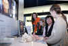 Landesrätin Birgit Gerstorfer beim Workshop im Ars Electronica Center. Die Mädchen waren von den technischen Möglichkeiten begeistert, die einen Blick in den eigenen Körper ermöglichen