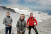 Landesrat Stefan Kaineder und Ministerin Leonore Gewessler, BA, mit DDr. Werner Steinecker MBA, am Dachstein vor dem Hallstätter Gletscher 