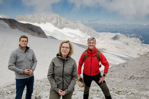 Landesrat Stefan Kaineder und Ministerin Leonore Gewessler, BA, mit DDr. Werner Steinecker MBA, am Dachstein vor dem Hallstätter Gletscher 